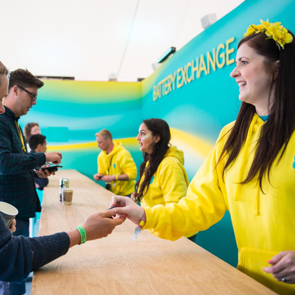 ee glastonbury store design